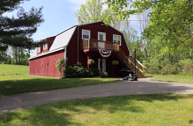 Breezy Acres Farm Apt 1- large yard, fire pit, game room near Cooperstown