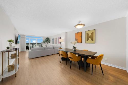 Breezy & Beautiful - 3BR Marina del Rey Getaway