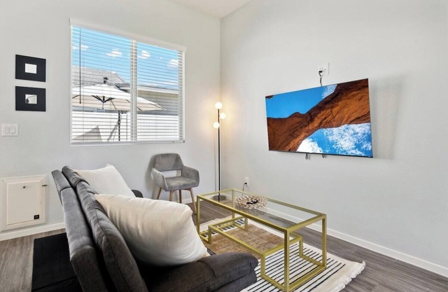 Breezy Modern House in Canopy at Cottonwood
