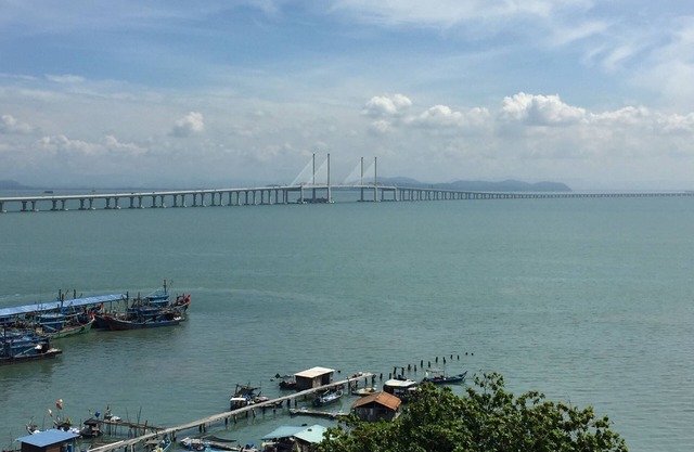 Breezy seaview condo