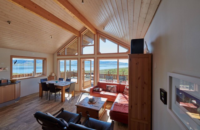 Brekka - Stunning Country & Ocean View Location, Yet Close To Reykjavik