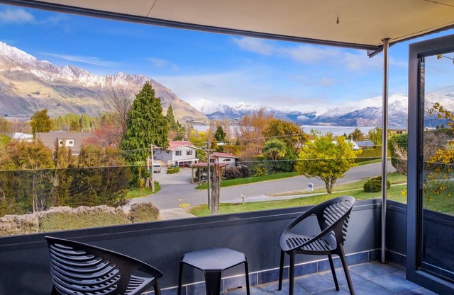 BREMNER BAY VIEWS - WANAKA UPSTAIRS HOLIDAY UNIT in Wanaka