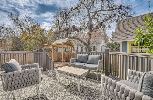 Brenham Rental w/Deck & Yard < 1 Mi to Downtown!