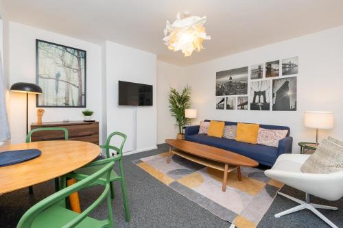 Brett Stays - Modern - All Mod Cons - SmartTV - BBQ - Sleeps 8