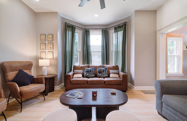 Brewers Hill sleeps 16 hot tub arcade theater 4 bathrooms near fiserv & Brady