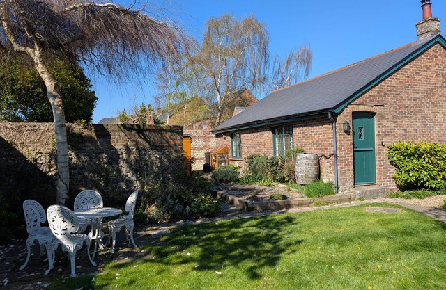 Brewery Cottage - a cottage that sleeps 2 guests in 1 bedroom
