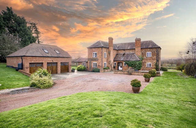BRICKBARNS FARM HOUSE, pet friendly, with hot tub in Peopleton