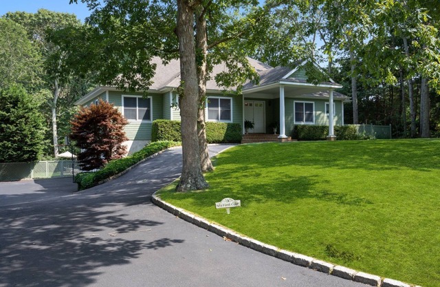 Bridgehampton gem in private community- 1 mile from the village