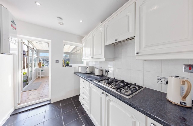 Bright 2-Bed House with Dining Room, 2 Lounges & Private Garden