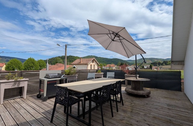 Bright 3-bedroom apartment, terrace, near shops and skiing, with WiFi