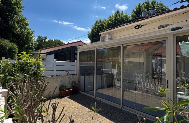 Bright Air-Conditioned Pavilion, 800m from Beach, Sleeps 5, Private Terrace