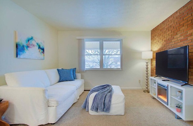 Bright & Airy 1BR near Hall of Fame/Hwy/Airport