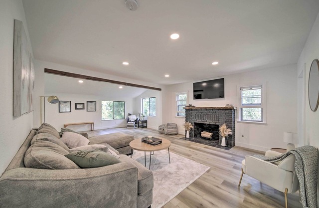 Bright & Airy Liberty Lake Abode w/Backyard!