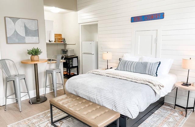 Bright & Airy Loft Style Corner Unit - Heart Of Midtown Memphis, Walk everywhere