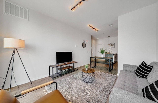 Bright and Airy One Bedroom Suite I Pool I Gym