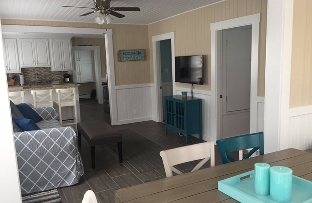 Bright And Airy Renovated House 1 Block To Sandy Wells Beach