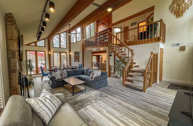 Bright and Beautiful - 8 person Jacuzzi, fireplace, wifi, fully stocked kitchen