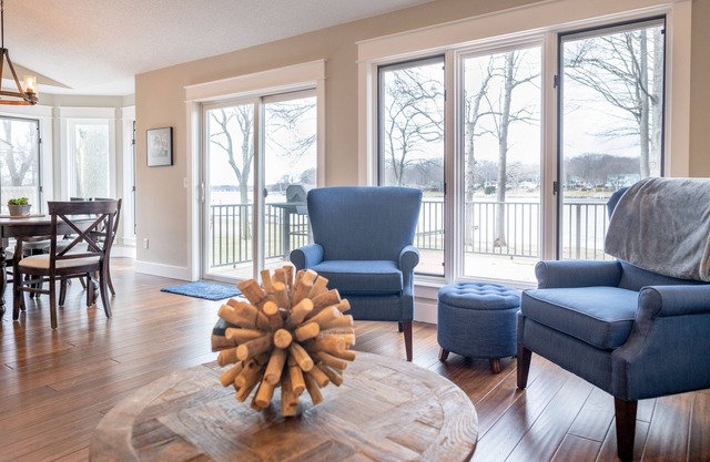 Bright and cheery Macatawa lakefront cottage - Sleeps 8