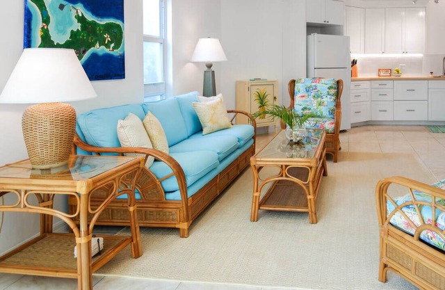 Bright and Colorful 1 Bedroom Condo, Short Walk To Beautiful Seven Mile Beach