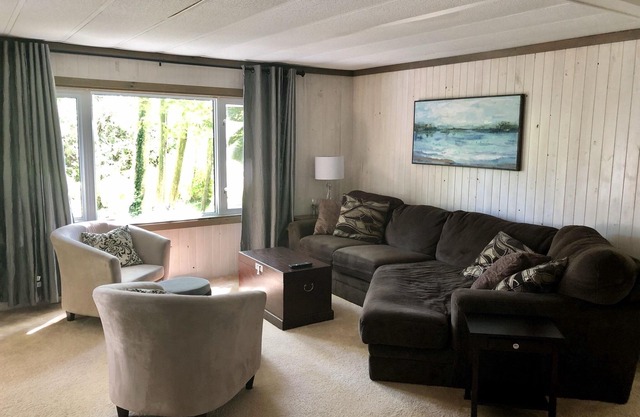 Bright and Spacious Point Clark Cottage across street from Lake Huron