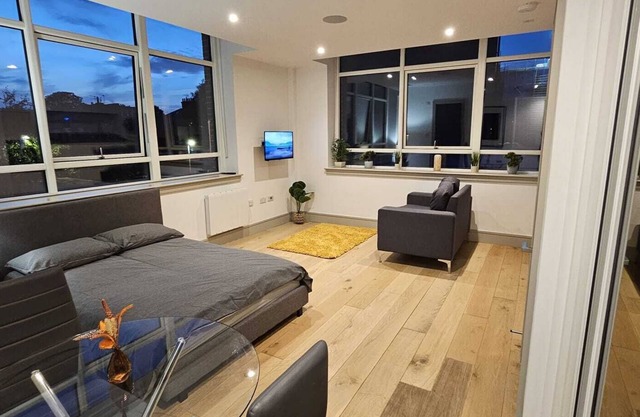 Bright and spacious studio in the Heart of Tottenham.