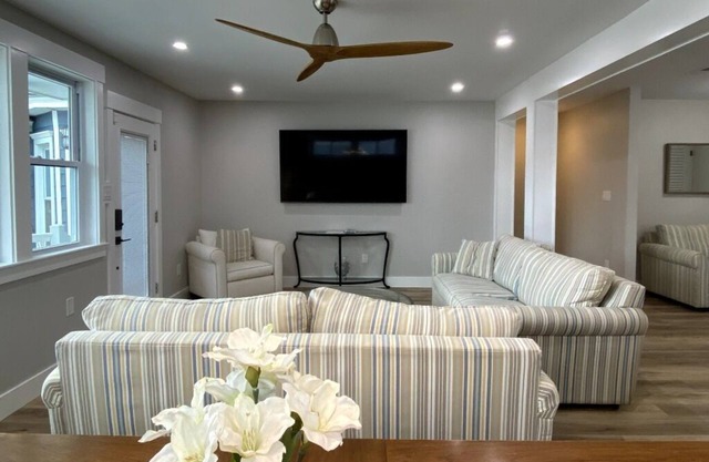 Bright and Spacious Beach Block Condo! Recently renovated 3 BR Sleeps 8!