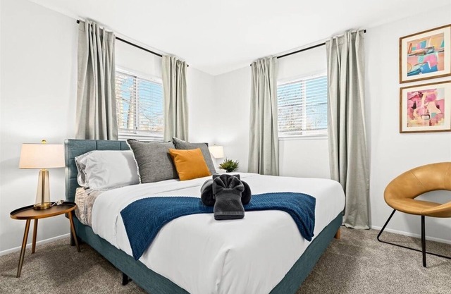 Bright and Stylish 2BR Home! Walk to Downtown/Near Freeways/Private Backyard