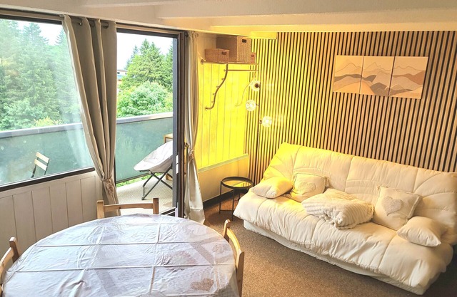Bright apartment for 5 ppl, balcony, close to the slopes