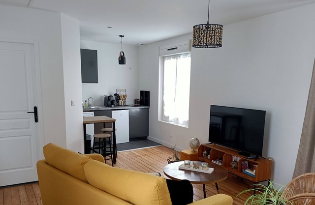 Bright apartment near center and circuit