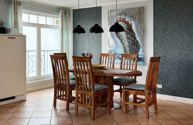 Bright apartment with sea view, fireplace and balcony for 6 people