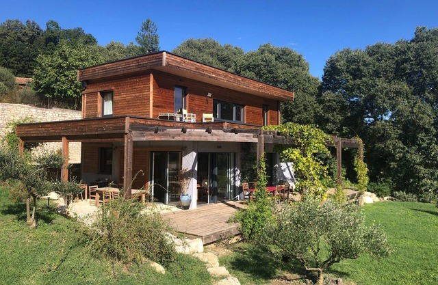 Bright architect-designed house, quiet, bioclimatic construction, river terrace
