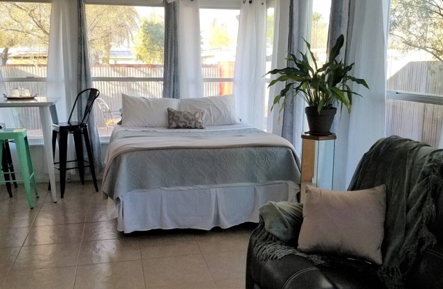 BRIGHT ARIZONA SUNROOM, near UofA/Banner/Midtown