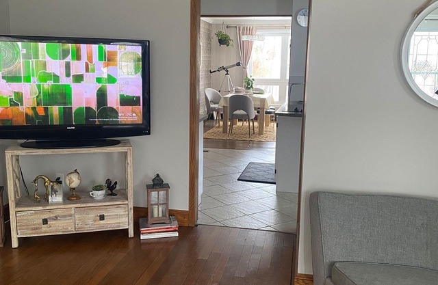 Bright beautiful home in Oshawa! Steps away from trails 5 min walk to lake front