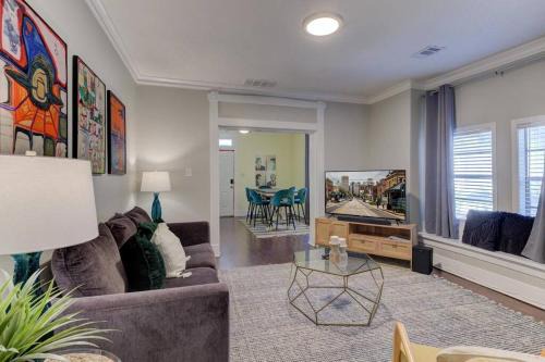 Bright & Charming Cottage with Fire Pit and Porch Swing - Close to Beale Street, BBQ, Graceland, and The Liberty Bowl