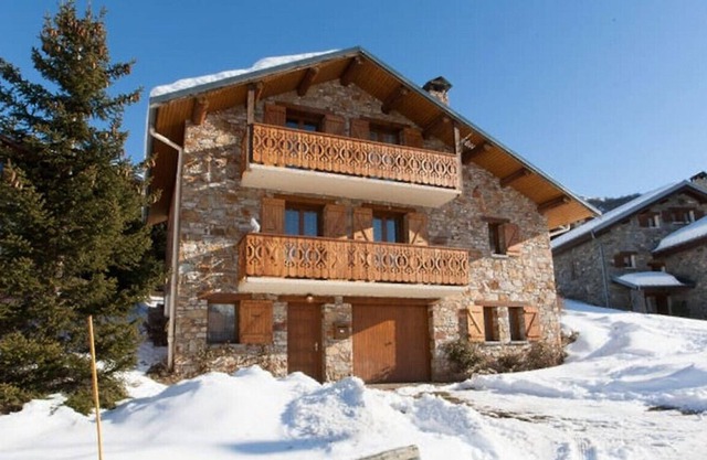 Bright charming alpine chalet with private garage