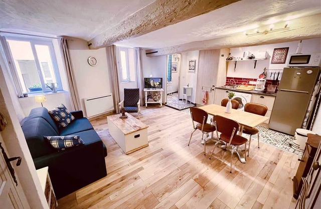 Bright, charming studio (30 m2) in the heart of Vieux Hyères