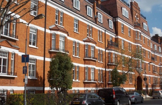 Bright, cheerful, comfortable 2-bedroom Kensington Flat