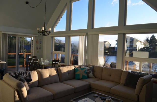 Bright Cheery House w/outlet for EV Charge, fire pit, close to beach & trails