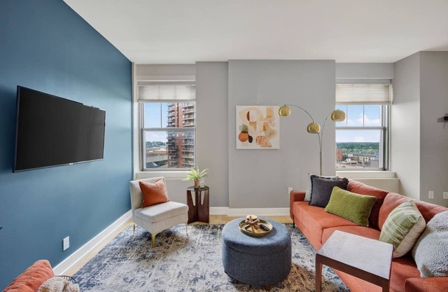 Bright, Chic & Modern Suite in Downtown