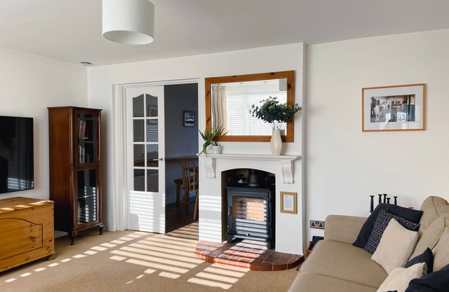 Bright & Cosy ~ Jacuzzi ~ Log Burner ~ King Beds!