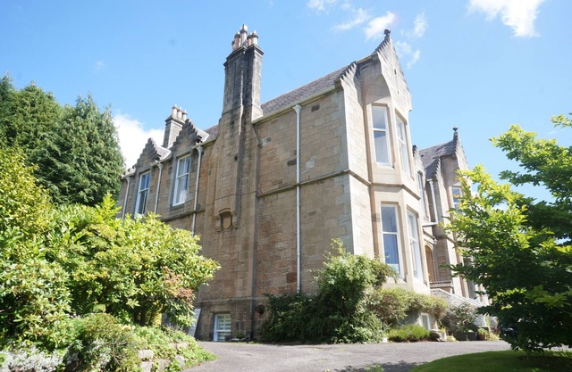 Bright, cosy lower floor flat in Victorian listed villa