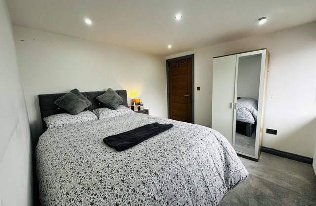 Bright & Cozy Double Room
