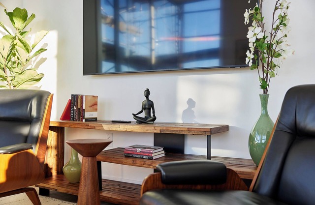 Bright Cozy Loft | Walk to PATH Shops + Dining