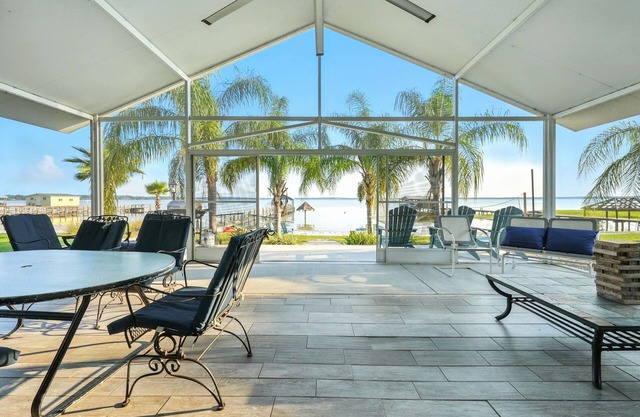Bright & Cozy retreat on Lake Weir with a beautiful white sandy beach!