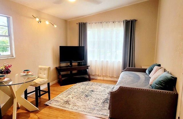 Bright, cozy studio in the middle of Sarasota