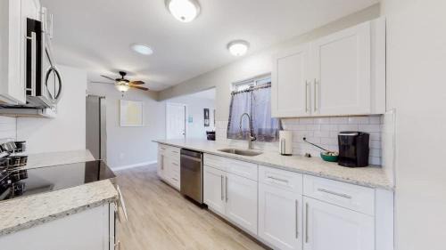 Bright & Cozy Upper Unit in Denver