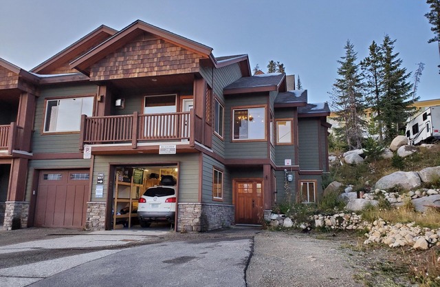 Bright End unit Townhome, priv. hot tub, 2 parking, ski in/out, close village