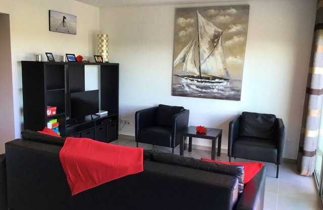 Bright family apartment overlooking Sao Martinho Bay. Heated pool. Walk to beach