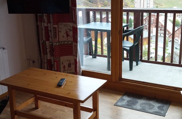 Bright, unoverlooked T2 of 42m2 facing SOUTH/EAST Living room 16m2, balcony 8m2.
