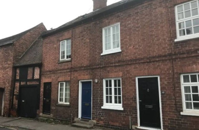 Bright & fresh, 3 storey market town house, Newent